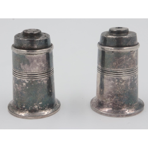 134 - Pair of silver plated Walker & Hall cruets, Sheffield. UK P&P Group 1 (£16+VAT for the first lot and... 