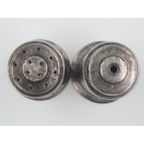 134 - Pair of silver plated Walker & Hall cruets, Sheffield. UK P&P Group 1 (£16+VAT for the first lot and... 