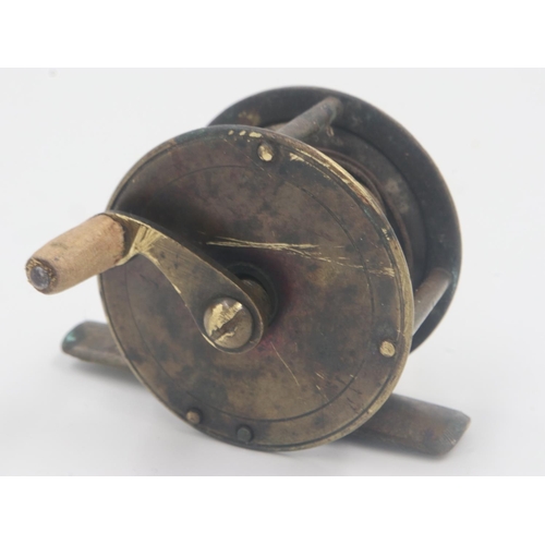 146 - Vintage brass fishing reel, un-named. UK P&P Group 1 (£16+VAT for the first lot and £2+VAT for subse... 