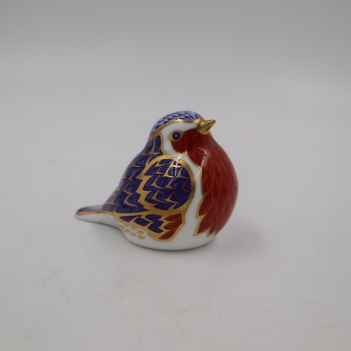 247 - Royal Crown Derby robin paperweight, gold stopper. H: 6.5cm. UK P&P Group 1 (£16+VAT for the first l... 