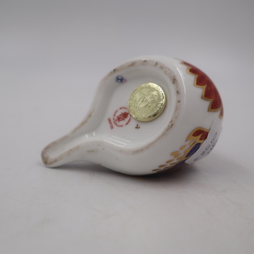 247 - Royal Crown Derby robin paperweight, gold stopper. H: 6.5cm. UK P&P Group 1 (£16+VAT for the first l... 