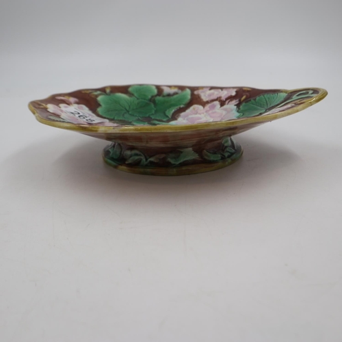 268 - English 19th century majolica geranium pattern footed plate. UK P&P Group 2 (£20+VAT for the first l... 