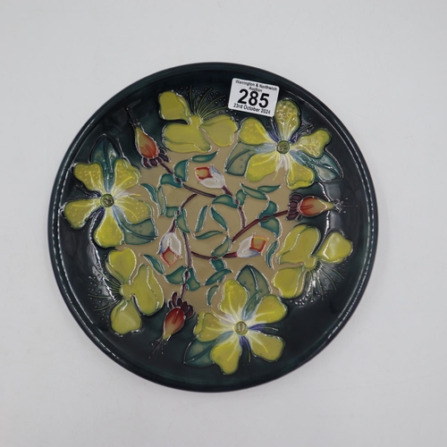 285 - Moorcroft plate in the Hypericum pattern, no cracks or chips. Dia: 25.5cm. UK P&P Group 2 (£20+VAT f... 