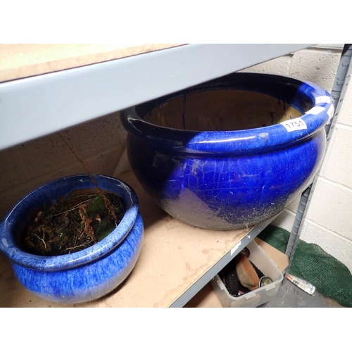 1751 - One large and one small blue planters. Not available for in-house P&P