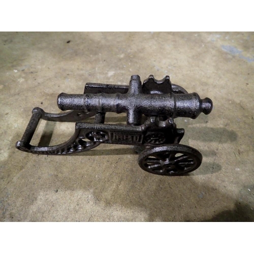 1793 - Cast iron desk cannon, L: 22 cm. UK P&P Group 2 (£20+VAT for the first lot and £4+VAT for subsequent... 