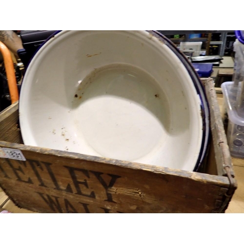 1831 - Wooden Tetley walker box with two enamel bowls. Not available for in-house P&P