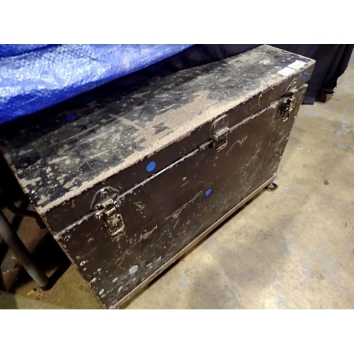 1846 - Metal box on castors, 71 x 47 cm. Not available for in-house P&P