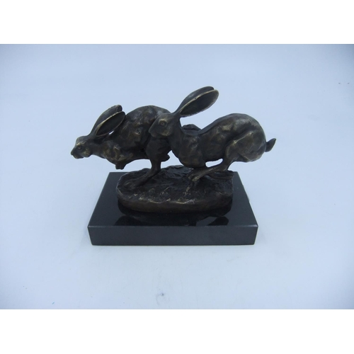 323 - Bronze running hares on marble base. H: 12cm. UK P&P Group 2 (£20+VAT for the first lot and £4+VAT f... 