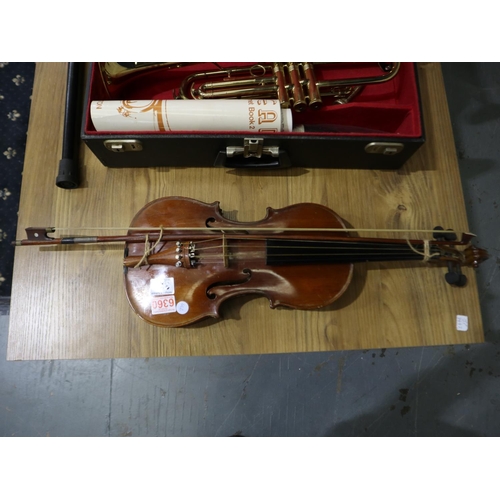 377 - Violin and bow. UK P&P Group 3 (£30+VAT for the first lot and £8+VAT for subsequent lots)