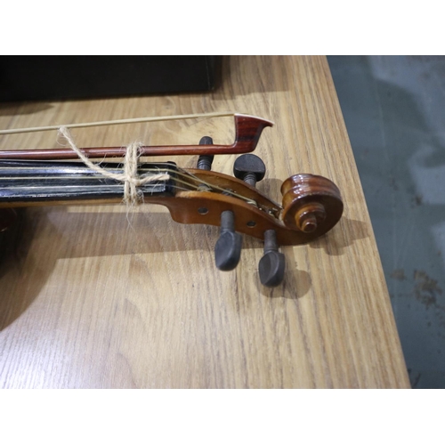 377 - Violin and bow. UK P&P Group 3 (£30+VAT for the first lot and £8+VAT for subsequent lots)