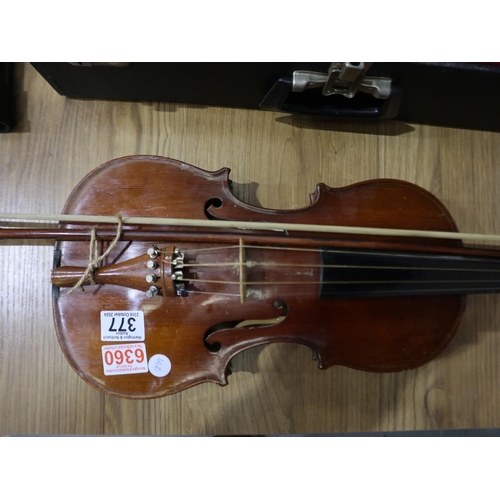 377 - Violin and bow. UK P&P Group 3 (£30+VAT for the first lot and £8+VAT for subsequent lots)