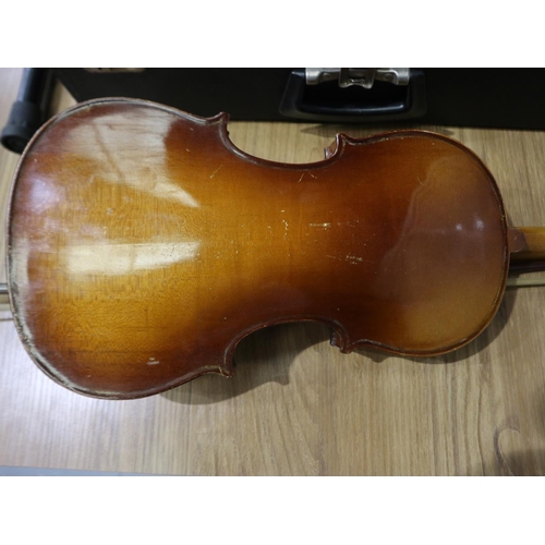 377 - Violin and bow. UK P&P Group 3 (£30+VAT for the first lot and £8+VAT for subsequent lots)