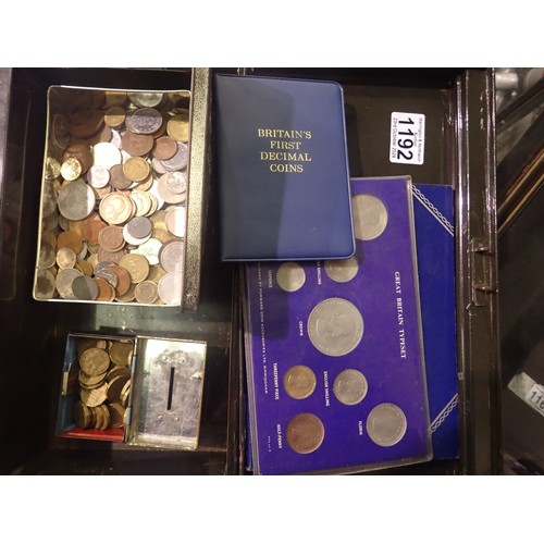 1191 - Vintage metal tin containing 700+ old pennies plus decimal and pre-decimal coins.