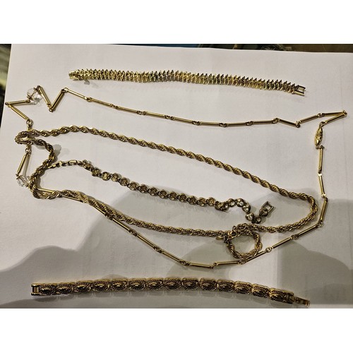 1149 - Quantity of costume jewellery including yellow metal examples. UK P&P Group 1 (£16+VAT for the first... 