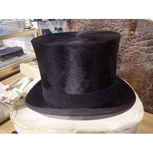 372 - Lincoln Bennet & Co, Piccadilly, London silk top hat in original box, 20 cm front to back and 16 cm ... 