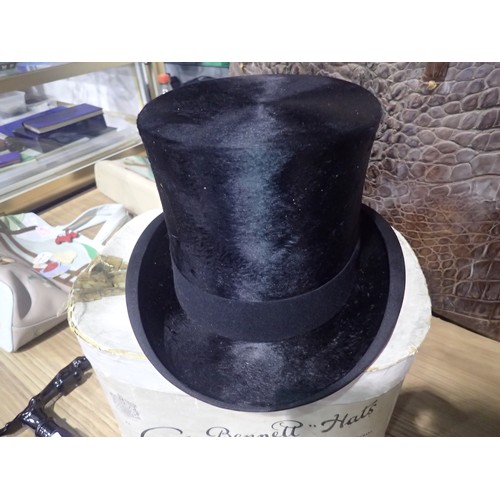 372 - Lincoln Bennet & Co, Piccadilly, London silk top hat in original box, 20 cm front to back and 16 cm ... 