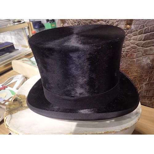 372 - Lincoln Bennet & Co, Piccadilly, London silk top hat in original box, 20 cm front to back and 16 cm ... 