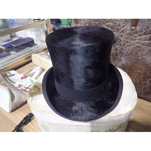 372 - Lincoln Bennet & Co, Piccadilly, London silk top hat in original box, 20 cm front to back and 16 cm ... 