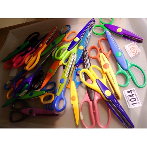 1044 - Twenty one mixed craft scissors. Not available for in-house P&P