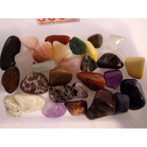 1054 - Quantity of polished gemstones and minerals. UK P&P Group 1 (£16+VAT for the first lot and £2+VAT fo... 