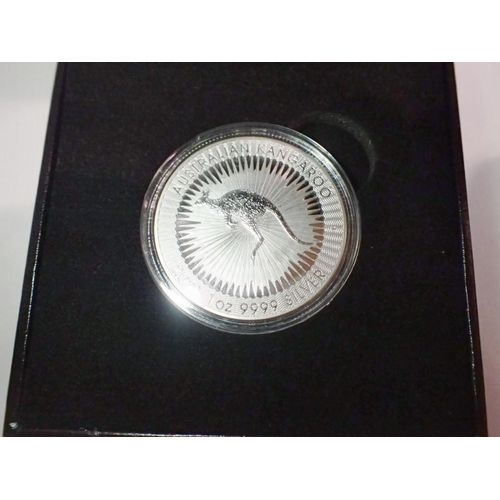 1057 - 1oz Australian Kangaroo commemorative coin in box. UK P&P Group 1 (£16+VAT for the first lot and £2+... 