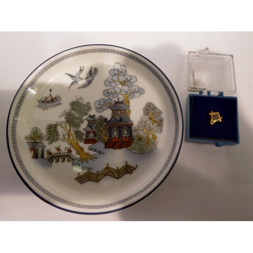 1060 - Masonic lapel badge 8 x 7mm and a small Wedgwood plate with Chinese legend design. UK P&P Group 1 (£... 