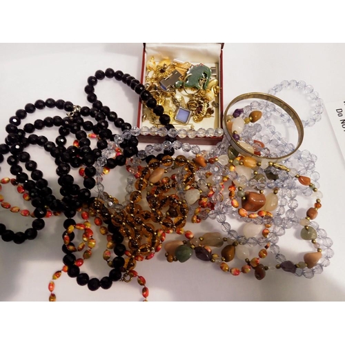 1079 - Selection of costume jewellery. UK P&P Group 1 (£16+VAT for the first lot and £2+VAT for subsequent ... 