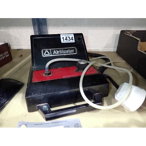 1434 - Kopykake C-3000 Airmaster cake decorating air compressor with air brush. All electrical items in thi... 