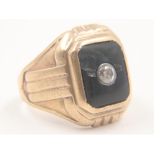 10 - 10ct gold gentlemans signet ring, set with black onyx stone (Damaged), and a single diamond, size S,... 