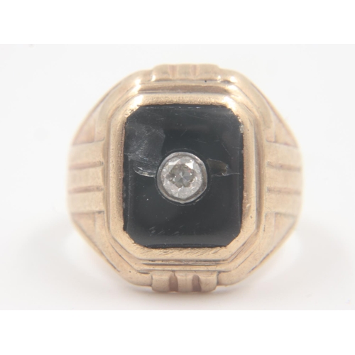 10 - 10ct gold gentlemans signet ring, set with black onyx stone (Damaged), and a single diamond, size S,... 