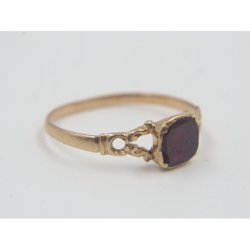 44 - Rare Georgian 18ct gold and garnet solitaire Childs ring, c1800, size F, 0.6g. UK P&P Group 0 (£6+VA... 