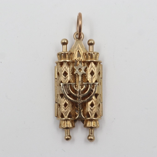 61 - Substantial 9ct gold pendant, in the form of Torah scrolls, with Menorah clasp, 7.4g. UK P&P Group 0... 