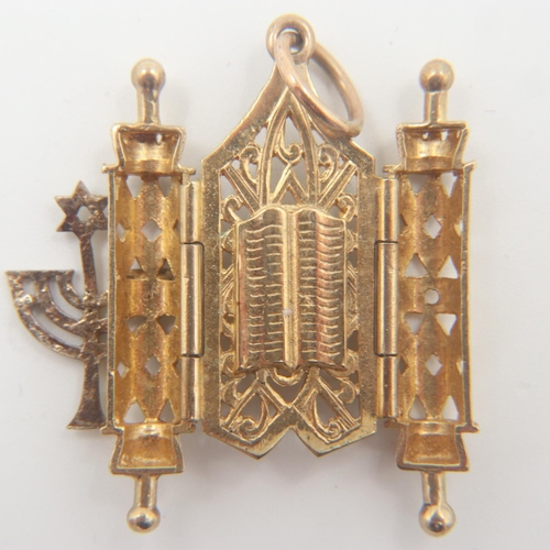 61 - Substantial 9ct gold pendant, in the form of Torah scrolls, with Menorah clasp, 7.4g. UK P&P Group 0... 