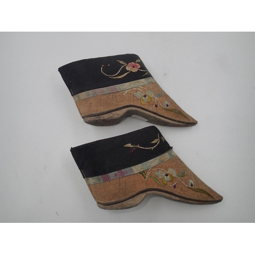 241 - Pair of Chinese embroidered Lotus shoes, early 20th century. UK P&P Group 1 (£16+VAT for the first l... 