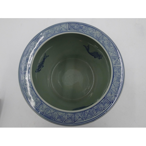 243 - Chinese blue and white ceramic goldfish bowl, 4 character mark to the base. H: 17cm. Not available f... 