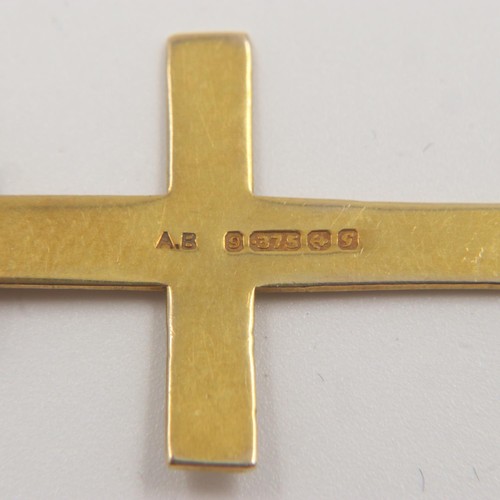 82 - 9ct gold cross pendant on a 9ct gold chain, combined 4.5g. Chain by itself weighs 3.03g, L: 40 cm, f... 