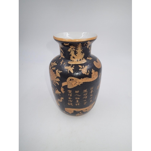 254 - Xian-Ju-Jia Nzhi decorative Chinese hand painted vase. UK P&P Group 2 (£20+VAT for the first lot and... 