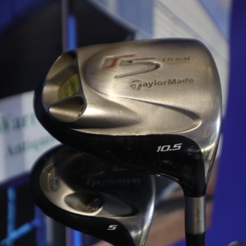 2052 - Taylor Made R7 full golf set with MotoCaddy cart bag, it has a shoulder strap, no holes noted, scuff... 