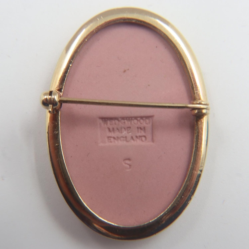 14 - Wedgwood pink and white oval Jasperware brooch, H: 40 mm. UK P&P Group 0 (£6+VAT for the first lot a... 