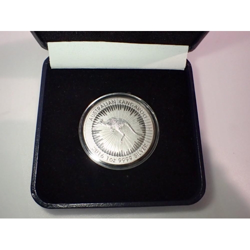 1064 - 1oz Australian Kangaroo commemorative coin in box. UK P&P Group 1 (£16+VAT for the first lot and £2+... 