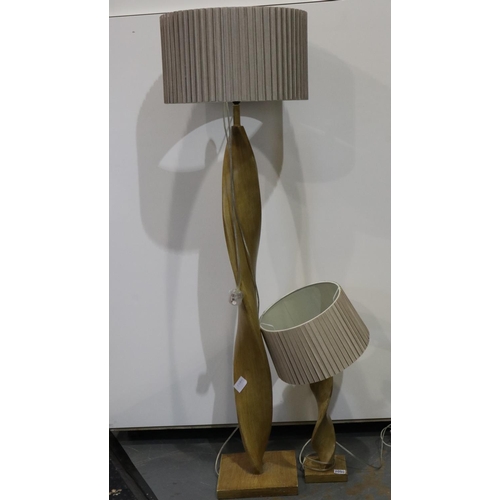 2090 - Contemporary turned wood floor standing lamp with and table lamp to match, largest H: 142 cm. Not av... 