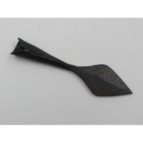 112 - Bronze hammered arrow head. UK P&P Group 1 (£16+VAT for the first lot and £2+VAT for subsequent lots... 