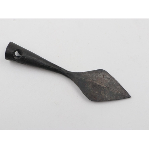 112 - Bronze hammered arrow head. UK P&P Group 1 (£16+VAT for the first lot and £2+VAT for subsequent lots... 