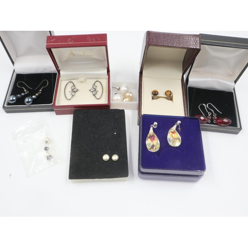 73 - Ten pairs of mainly boxed silver earrings. UK P&P Group 1 (£16+VAT for the first lot and £2+VAT for ... 