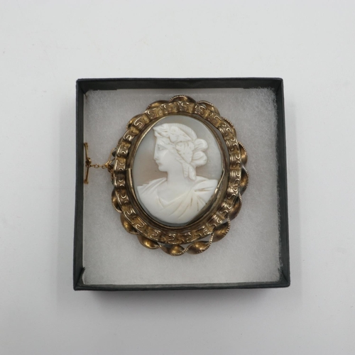 74 - Victorian pinchbeck cameo brooch. UK P&P Group 0 (£6+VAT for the first lot and £1+VAT for subsequent... 