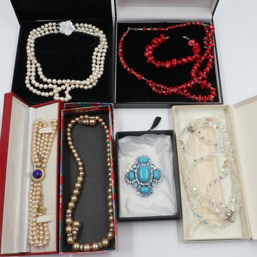 77 - Mixed boxed costume jewellery. UK P&P Group 1 (£16+VAT for the first lot and £2+VAT for subsequent l... 