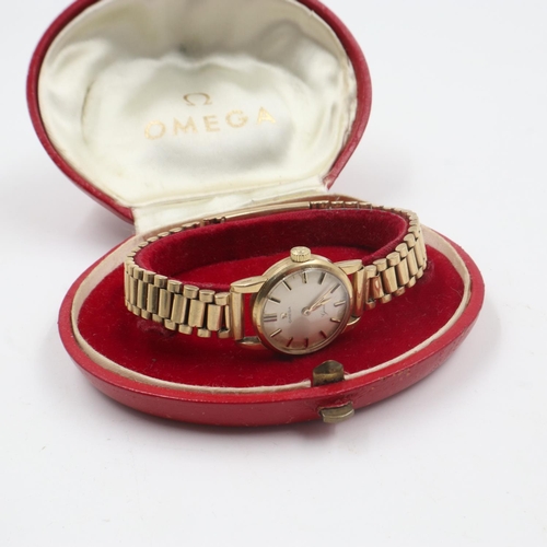 87 - OMEGA: ladies 9ct gold cased wristwatch, on a 9ct gold bracelet, working at lotting up. UK P&P Group... 