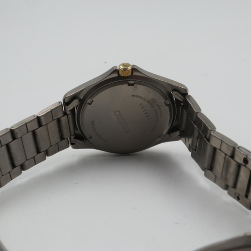 92 - SEIKO: gentlemans titanium quartz wristwatch, model 7N42-8A90, working at lotting. UK P&P Group 1 (£... 