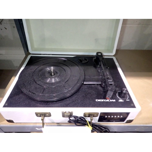 1023 - Digitnow bluetooth briefcase record player, record to USB or SD card, with power supply, working. No... 