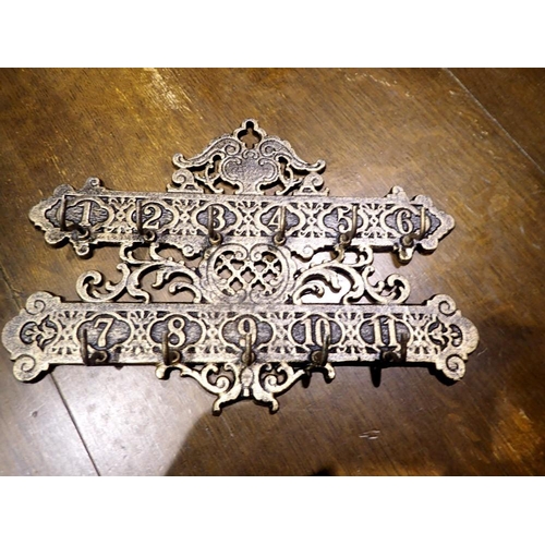 1030 - Cast iron key rack, L: 28 cm. UK P&P Group 2 (£20+VAT for the first lot and £4+VAT for subsequent lo... 